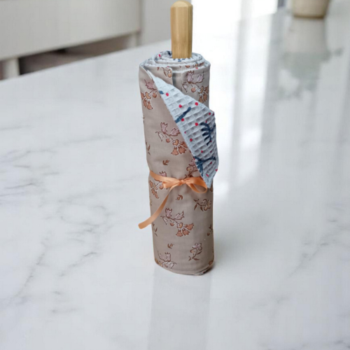 Essuie tout lavable 6 feuilles, coton doublé nid d'abeille modèle fleuri rose fond beige