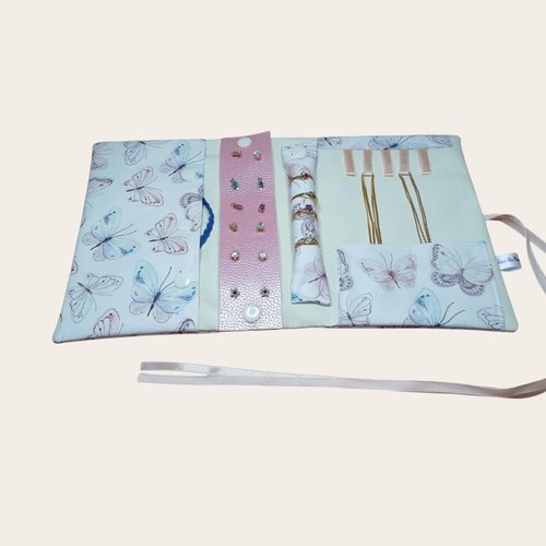 Pochette à bijoux de voyage pour transporter et ranger vos bijoux sans les mélanger.