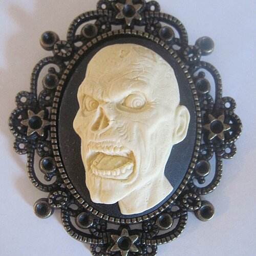 Broche gothique punk halloween skull squelette tete de mort zombie