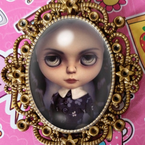 Broche gothique poupée mercredi addams skull halloween