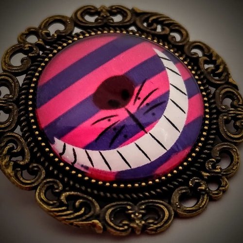 Broche camée alice portrait chat du cheshire rayé rose