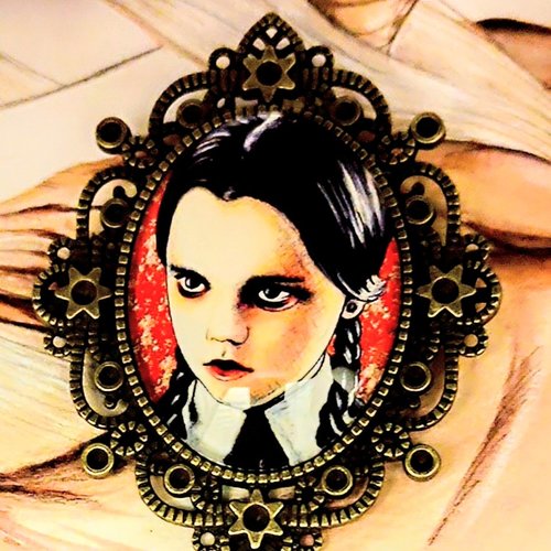 Broche gothique halloween poupée mercredi addams