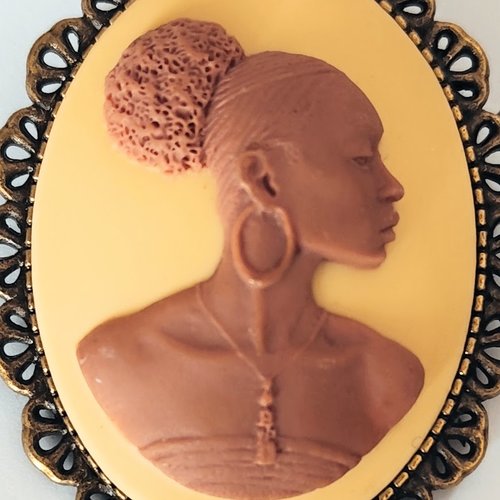 Broche camée femme africaine noire et ivoire, monture dorée - France