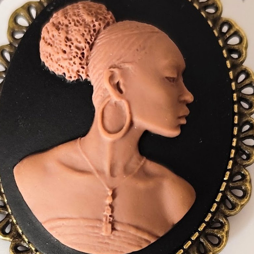 Collier camée femme africaine. bijou pendentif afrique. cadeau unique