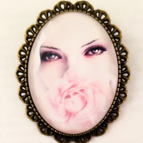 Broche camee femme romantique et rose grande dimension. bijou amour gothique