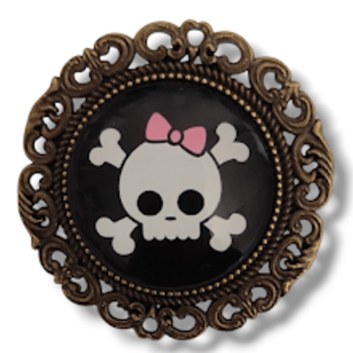 Broche tête de mort pirate avec un petit noeud rose. 35mm. cadeau original.