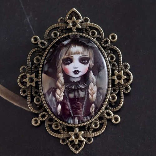 Broche gothique poupée penny. accessoire halloween