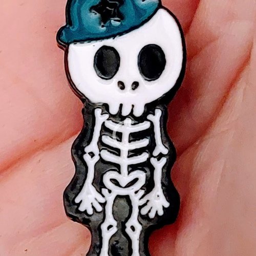 Pins skull bleu mignon. cadeau gothique halloween