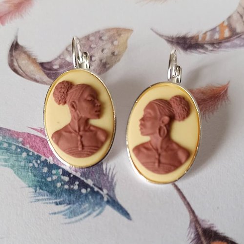 Boucles d'oreilles camée portrait femme coupe afro. résine colorée fait main.