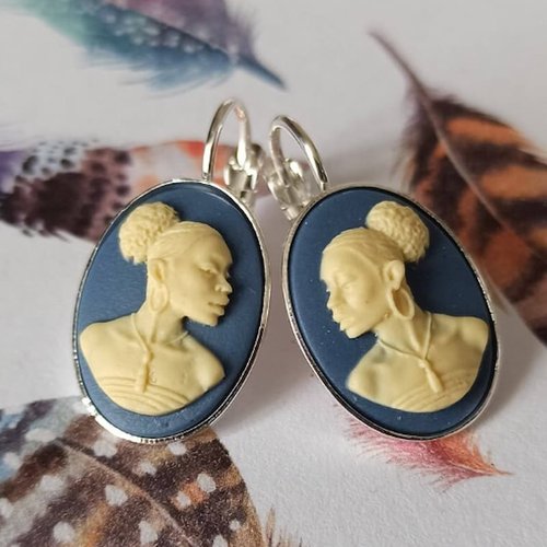 Boucles d'oreilles camée afrique caraïbes. portrait de femme coupe afro.