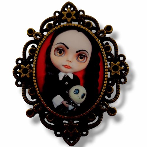 Broche poupée gothique mercredi addams - inspiration japonaise blythe