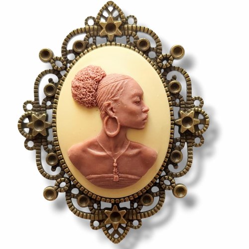 Broche camée femme africaine – portrait afro – sculpture miniature ivoire – bijou vintage élégant.