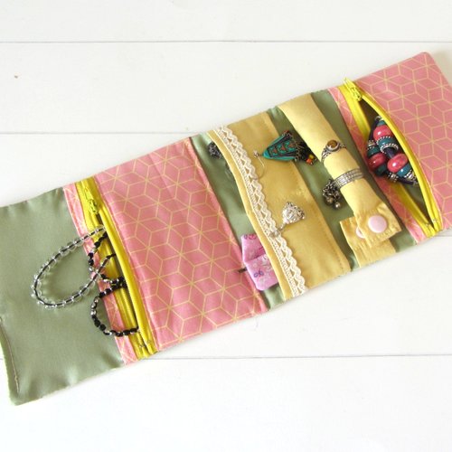 Pochette à bijoux fleuri
