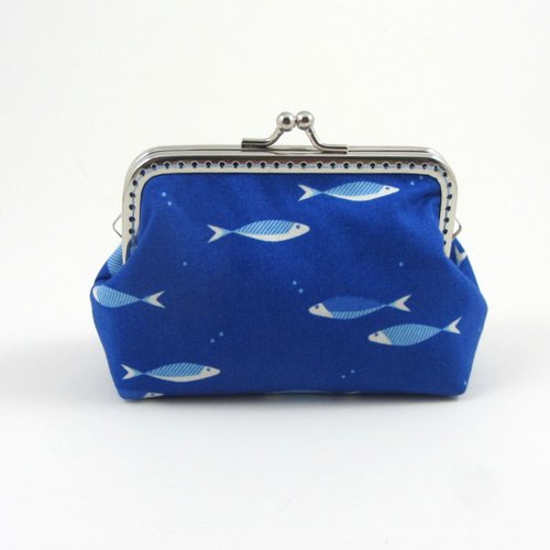 Porte monnaie en coton poissons à fermoir clap.
