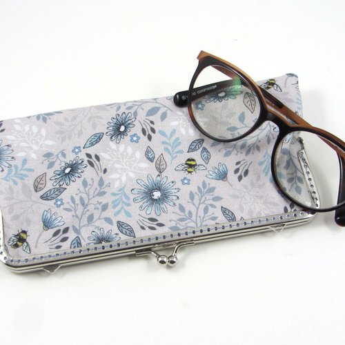 Étui à lunettes a fermoir métallique fleurs et abeilles