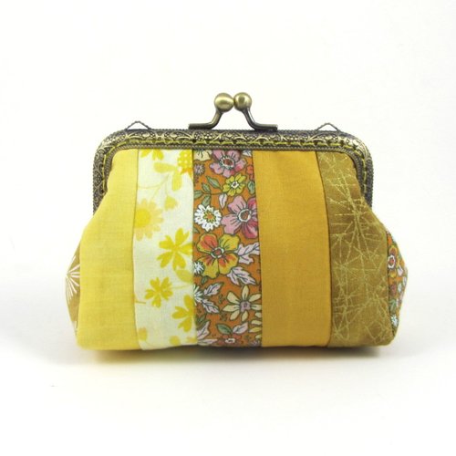 Porte monnaie en patchwork jaune moutarde, fermoir métallique