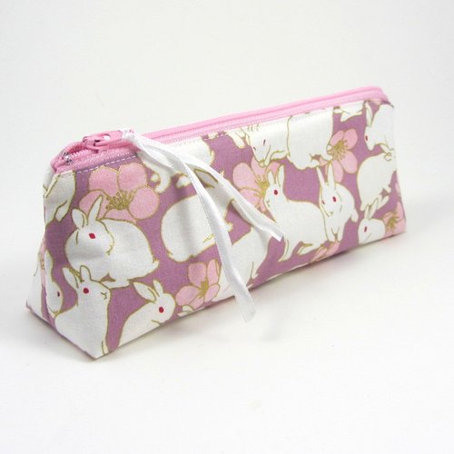 Trousse triangle à fermeture éclair lapins blancs