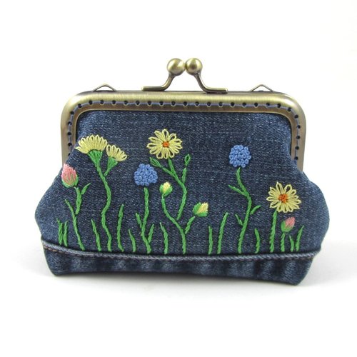 Porte monnaie en jean recyclé brodé à la main