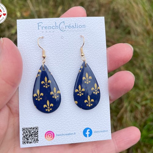 Boucles d'oreilles en argile polymère motif fleur de lys bleu foncé et doré