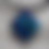 Pendentif  bleu en verre dichroique