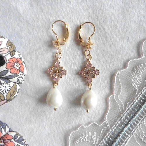 Boucles d'oreilles tudor rose pâle et perle, coquette, royal, boucles renaissance, ren faire, fairycore, mariage rose, marie-antoinette