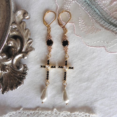Boucles d'oreilles croix perle noir et blanc, médiévales, victorien, baroques