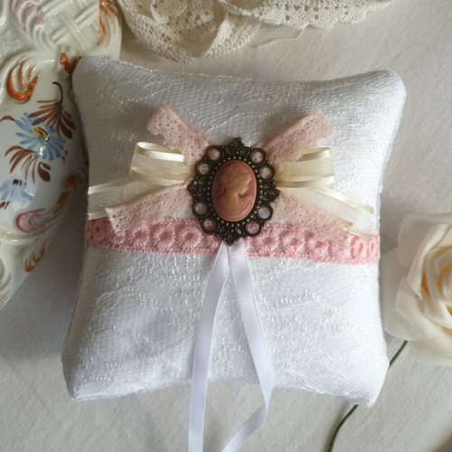 Marie-antoinette, coussin pour alliances régence camée rose et blanc, mariage rose, victorien