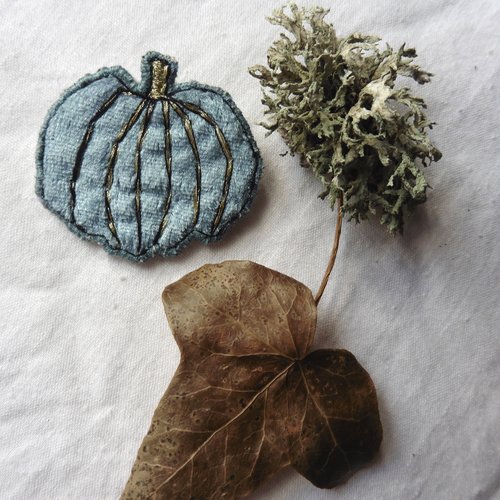 Broche textile citrouille velours bleu gris, cucurbitacée, forêt, sorcière, halloween, nature