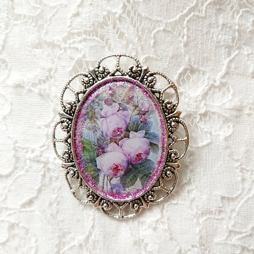 Broche romantique camée de fleurs de muguet blanc sur fond bleu
