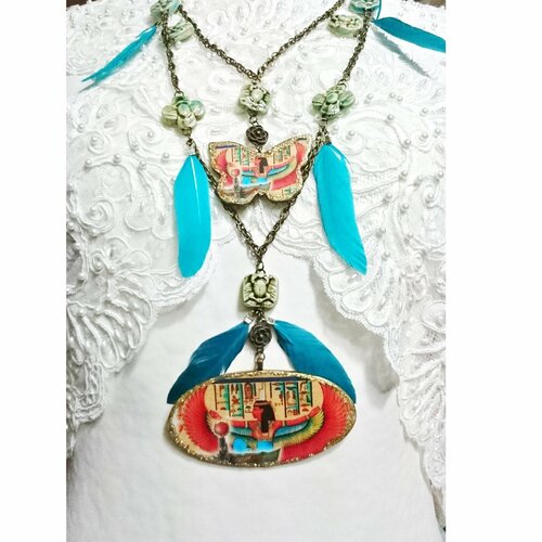 Collier sautoir isis, déesse egypte antique, scarabée céramique vert, plumes turquoise