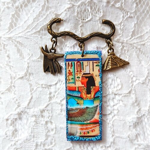 Broche déesse isis dans la barque céleste, dieux ancienne egypte, pendentif anubis et pyramide de khéops