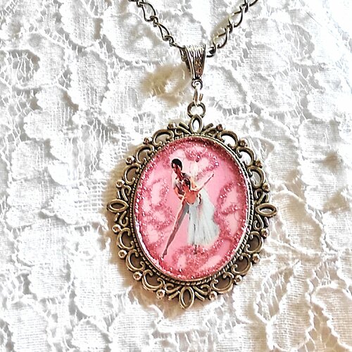 Collier romantique les danseurs du lac des cygnes, idée cadeau de fête des mères