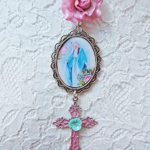 Collier religieux vierge marie entourée de fleurs, croix peinte rose, rose porcelaine froide