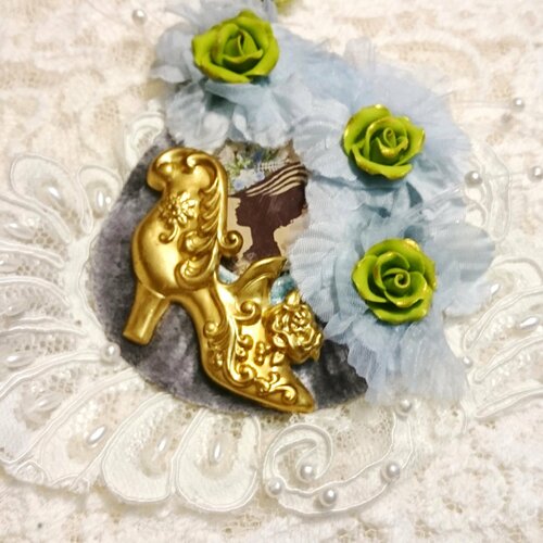 Collier baroque le soulier de cendrillon, profil de femme romantique sur dentelle, estampe chaussure et fleur de roses