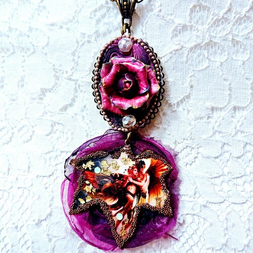 Collier romance elfique, amoureux féeriques cachés dans une feuille, rose porcelaine froide
