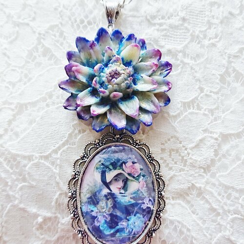Collier romantique fleuri,  la dame aux camélias en bleu, fleur de dahlia bleu