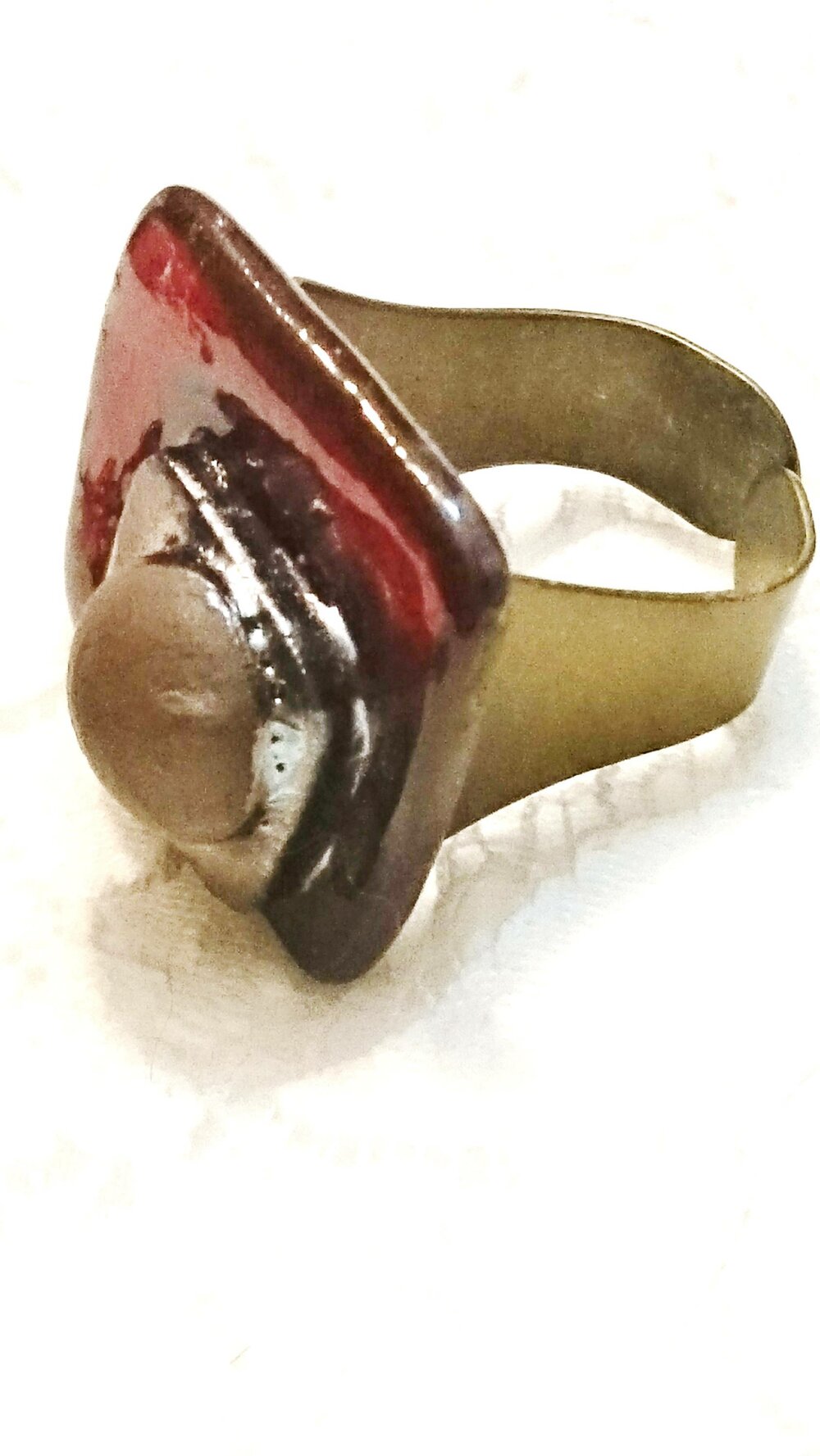 Grosse bague xxl grand doigt, idée cadeau femme, céramique rouge avec noir et marron Un grand