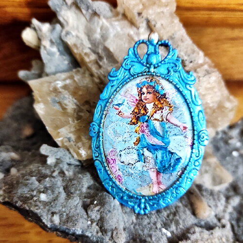 Broche romantique ange victorien, fillette enfant des anges aux ailes rose sur fond bleu