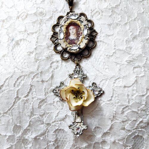 Collier vierge marie baroque sur céramique style renaissance italienne, croix peinte avec fleur de magnolia en porcelaine froide