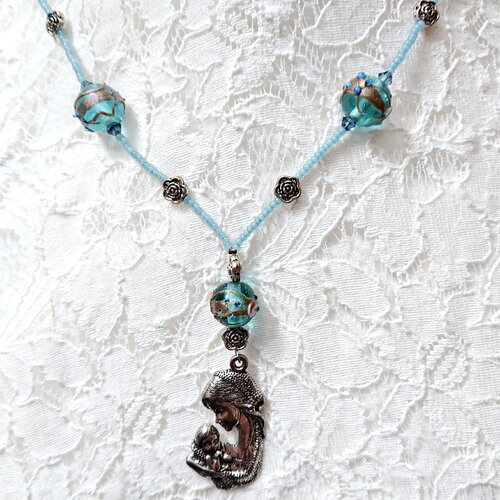 Collier épuré vierge marie tenant jésus dans ses bras collier de perles en verre bleu, cadeau religieux catholique