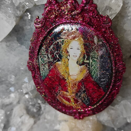 Broche reine guenièvre dans le château de camelot, cadeau légende arthurienne