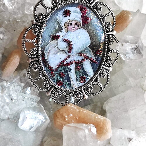 Broche angèle fillette rétro vintage en manteau blanc vient choisir le sapin des fêtes, cadeau pour femme noël blanc