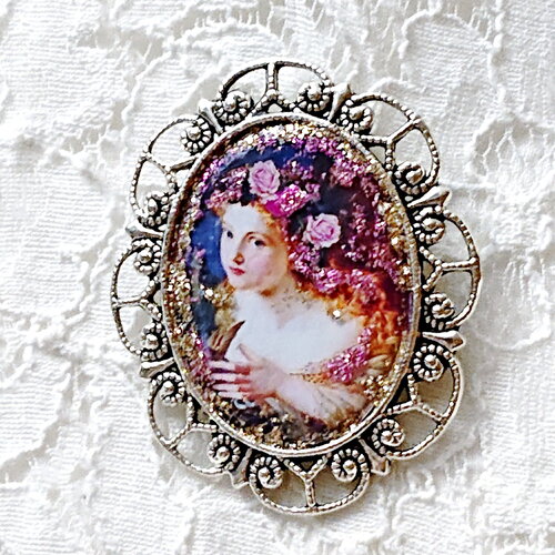 Broche shabby chic cadeau pour femme romantique, jeune fille  au parfum de roses avec une couronne de fleurs dans les cheveux