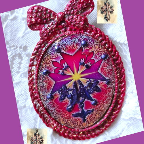 Broche religion protestante fantaisie avec croix huguenote dans un cabochon repeint en camaieu de rouge, framboise, violet, orangé