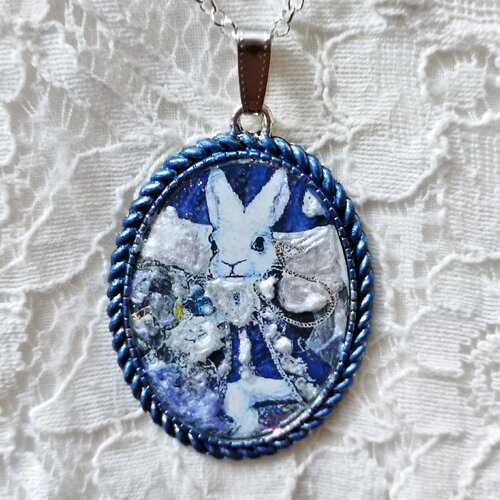 Collier le lapin blanc qui court après le temps qui passe à la recherche de sa montre, série alice au pays des merveilles
