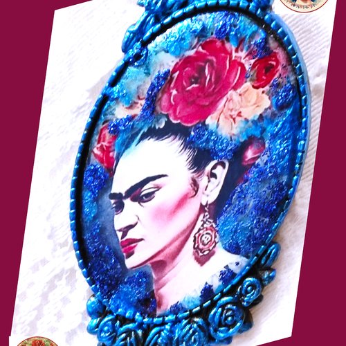 Broche bohème frida kahlo artiste peintre mexicaine des fleurs dans les cheveux, cabochon peint en bleu orné de roses, cadeau femme