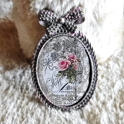 Broche souvenir de paris, roses de damas avec mannequin haute couture dans la ville lumière, cadeau pour femme