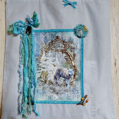 Tote bag le loup blanc de l'hiver dans la forêt de brocéliande, sac nature en coton bleu
