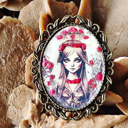 Broche déesse de la moisson aux teintes d'été, déméter aux cheveux de miel entourée de roses et de coquelicots rouges