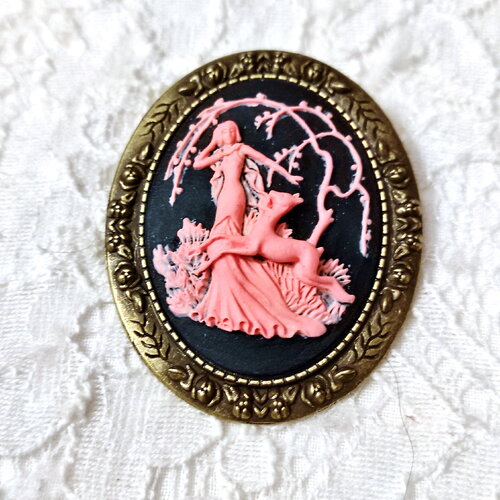 Broche camée diane chasseresse déesse de la nature et de la chasse et sa biche, camée rose sur fond noir mythologie grecque